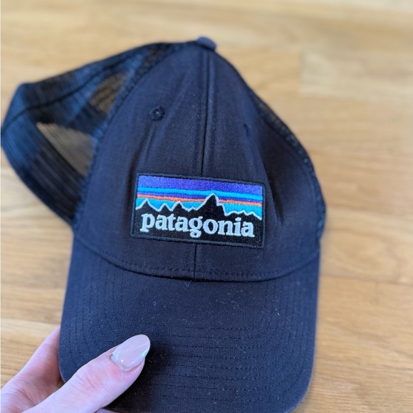 Patagonia Black snap back hat Cap with Vibrant Logo - Picture 7 of 7